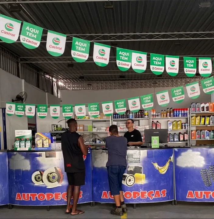 Clientes sendo atendidos no balcão da RR Autopeças em Mesquita