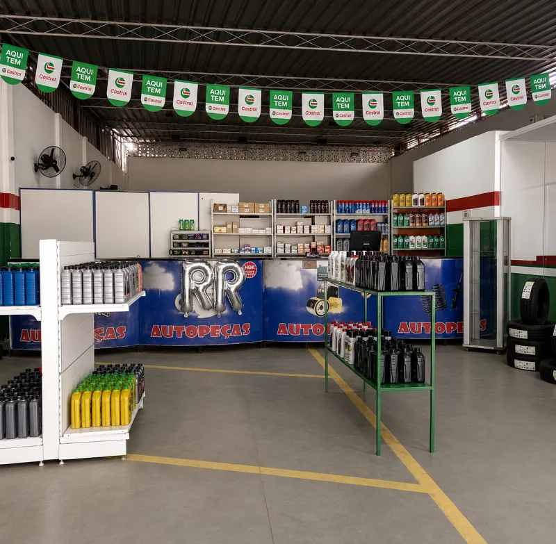 Interior da RR Autopeças em Mesquita — estoque organizado de peças automotivas