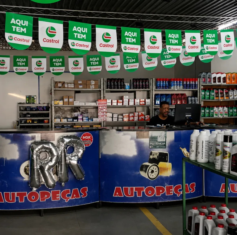 Interior da RR Autopeças — estoque organizado com prateleiras de peças automotivas